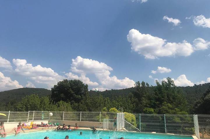 Location de vacances pour 4 personnes, avec jardin ainsi que terrasse et piscine à Saint-Martin-de-Brômes