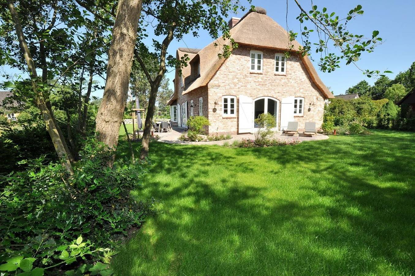 Urlaub in der "Amselkate" in St. Peter-Dorf: Luxuriöses Wohnen für 8 Personen unter Reet in St. Peter-Ording, Eiderstedt