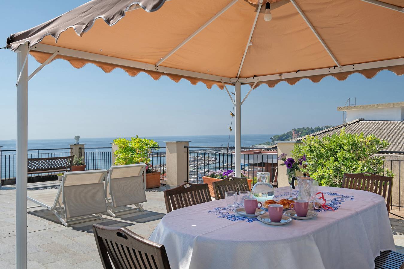 Ganze Wohnung, Ferienwohnung 'Riviera Mare' mit Meerblick, privater Terrasse und Wlan in Varazze (Stadt), Varazze