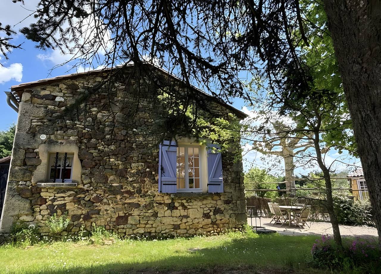 Maison de vacances 'La Forge' avec piscine partagée, terrasse privée et Wi-Fi in Le Buisson-de-Cadouin, Périgord Pourpre