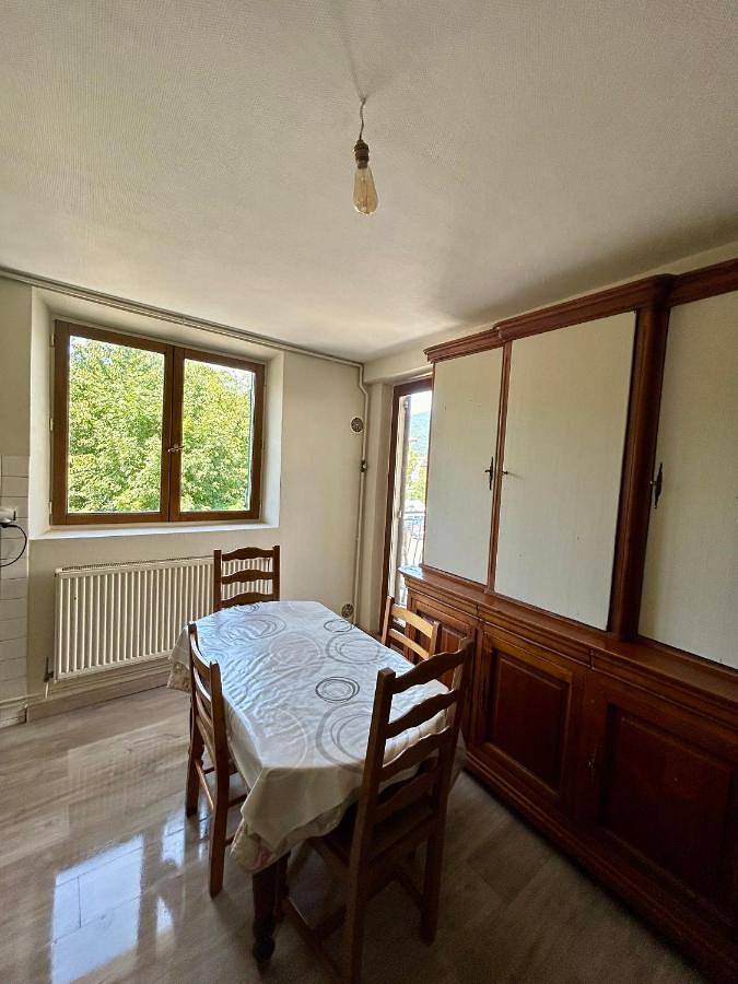 Appartement entier, 100metres du château au 116 Rue de la République vizille in Vizille, Isère