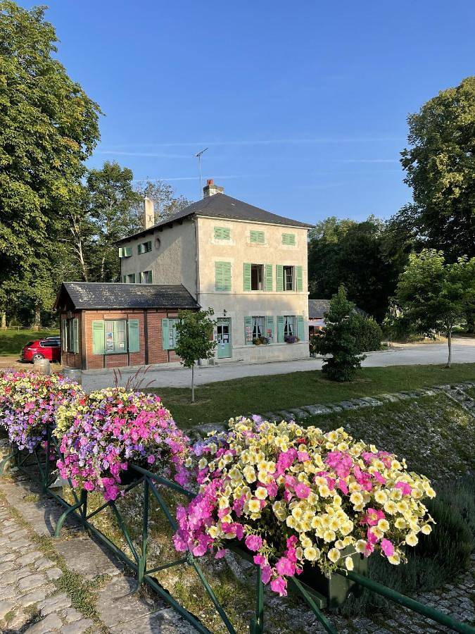 Appartement de vacances entier, Double Room with Private Bathroom in Châtillon-sur-Loire, Région de Montargis