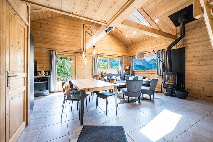 Chalet 'Fnire' con vistas a la montaña, jacuzzi privado y piscina compartida in Manigod, Región de Annecy