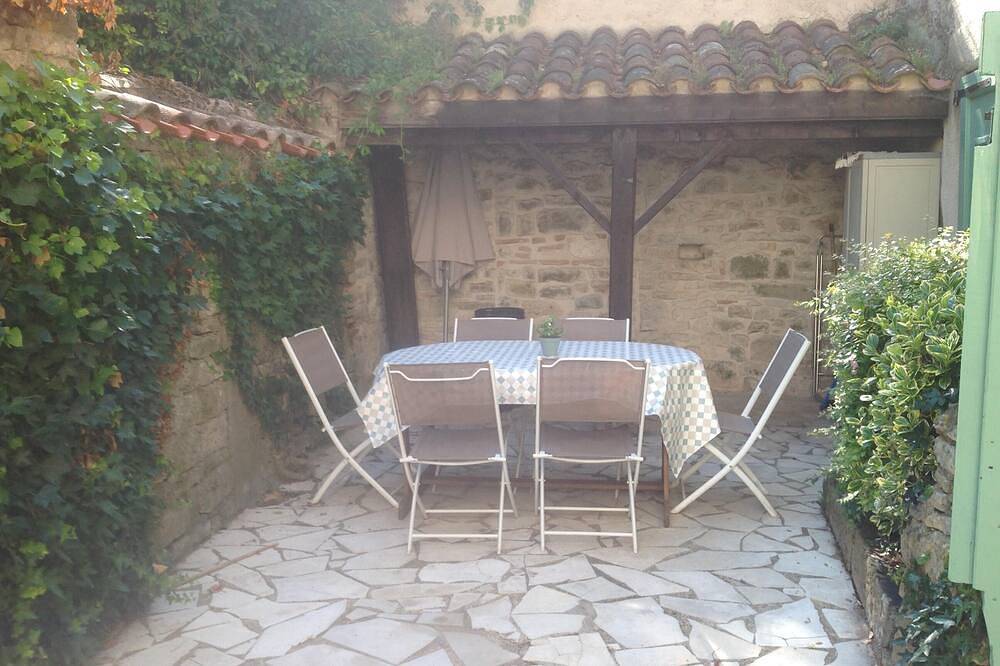 Casa de Pueblo Bijou Con Piscina Climatizada En Tranquil Courtyard Gardens in Saint-Antonin-Noble-Val, Macizo Central