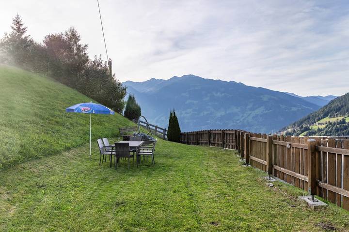 Dz Zirbennest mit grandiosem Ausblick und eigenem Etagenbad in Hainzenberg, Zillertaler Alpen
