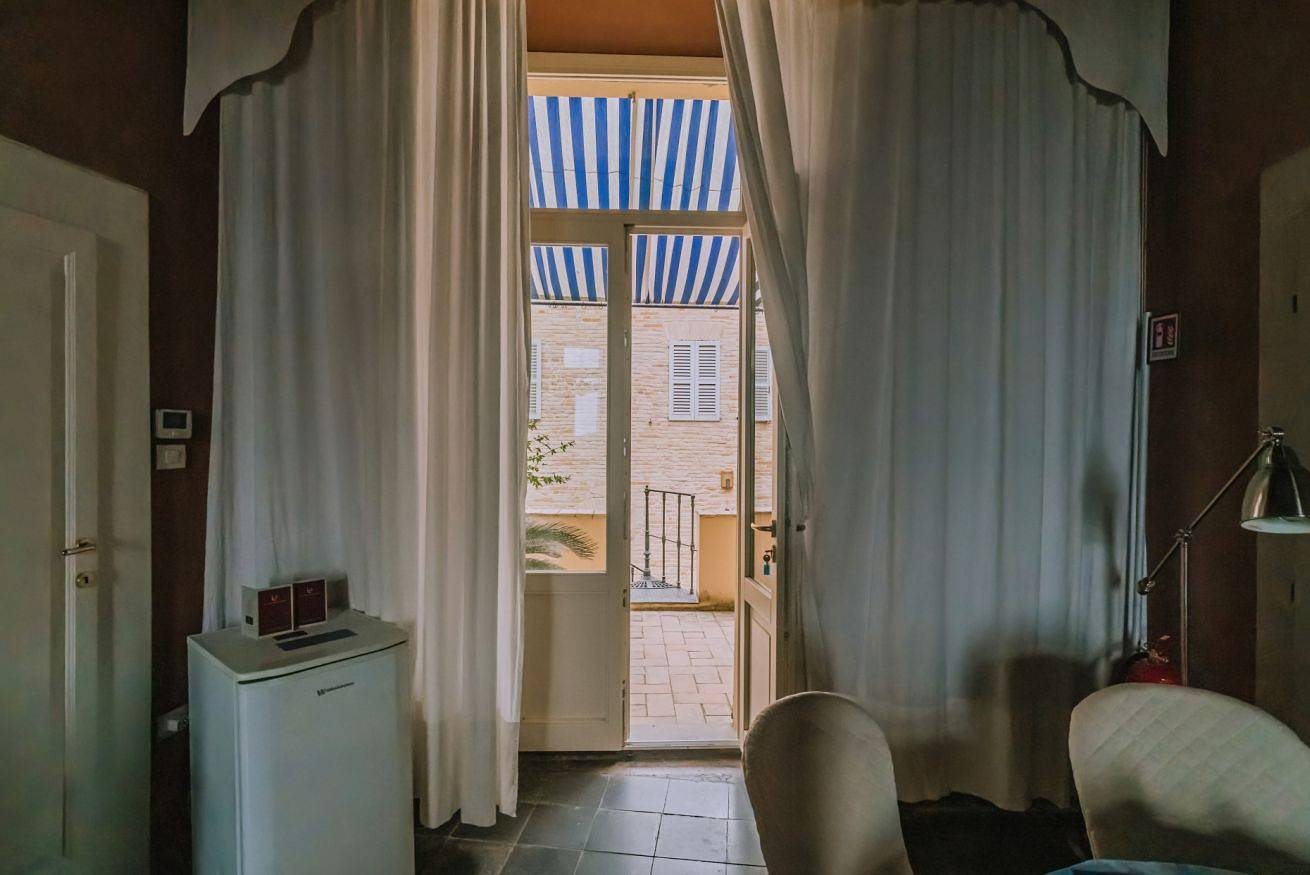 Entire apartment, Conte Giacomo the Blue, lost in time: living room of refined beauty, enormous suite. 7 km from beautiful sea beaches.         in Fermo (Village), Fermo