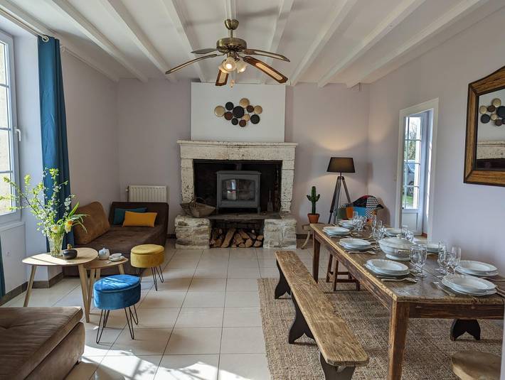 Gîte pour 8 personnes, avec piscine ainsi que terrasse et jardin à Chadurie