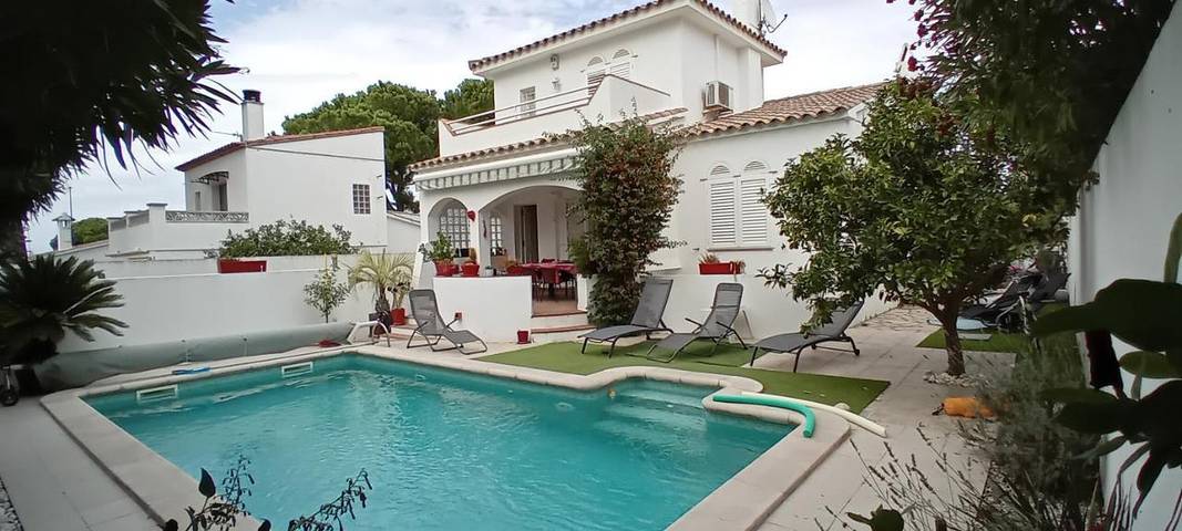 Alojamiento y desayuno para 2 personas, con Terraza y Piscina en La Escala
