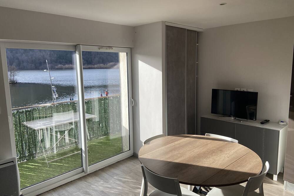 Entire apartment, Charmant T2 Avec Balcon Donnant vue sur le lac Chambon et le Massif du Sancy in Chambon-sur-Lac, Volcans d'Auvergne Regional Nature Park