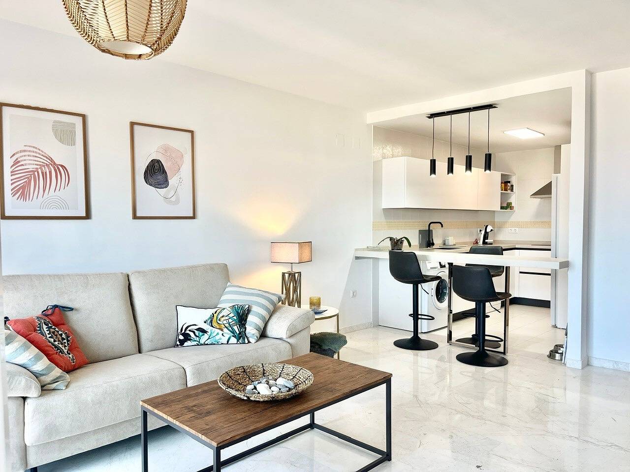 Apartamento entero, Apartamento vacacional "Piso Jardines De Adnania B" cerca de la playa con piscina compartida y Wi-Fi in Playa de los Berengueles (Almuñecar), Almuñecar