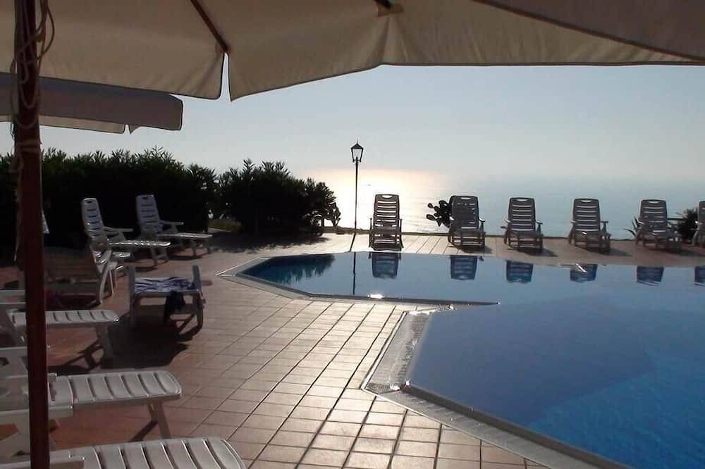Ganze Wohnung, Ferienwohnung mit atemberaubenden Blicken über Tropea & tollem Überlauf-Pool in Parghelia, Vibo Valentia Provinz