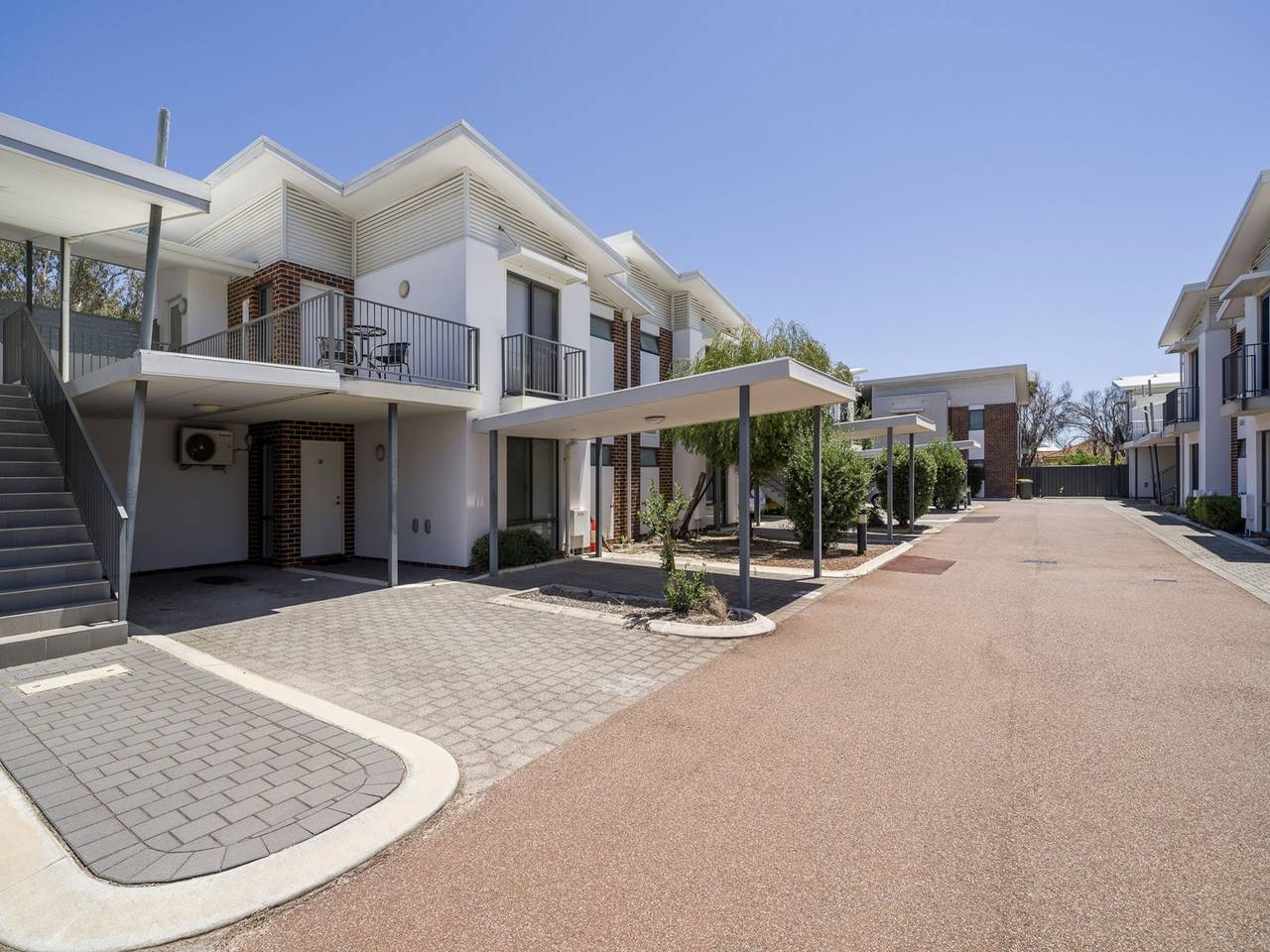 Entire apartment, Sunny 2-Bed in Quiet Location with Balcony in Cannington, Perth