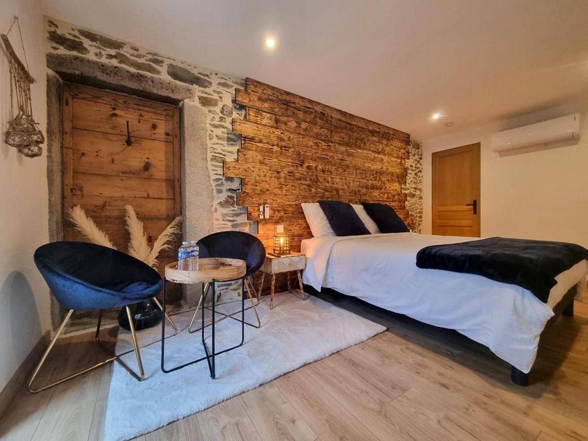 Queen Room with Garden View in Saint-Chamond, Parc Naturel Régional du Pilat