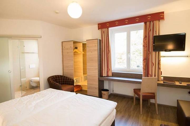 Doppelzimmer mit Dusche, Wc - Hotel Dollinger in Karwendel (Tirol), Innsbruck