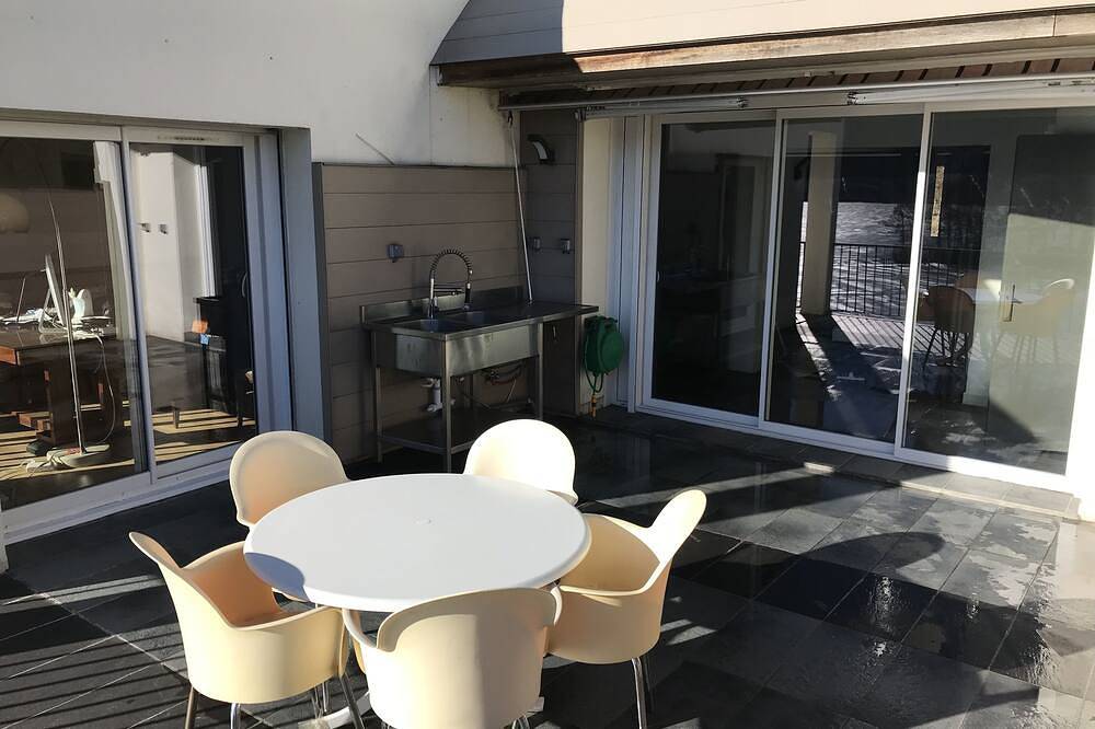 Entire apartment, Luxury apartment with terrace on the shores of Lake Chambon overlooking Sancy in Chambon-sur-Lac, Volcans d'Auvergne Regional Nature Park