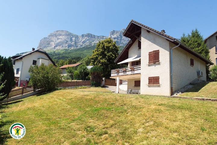 Gîte pour 8 personnes, avec Terrasse ainsi que Jardin et Vue
