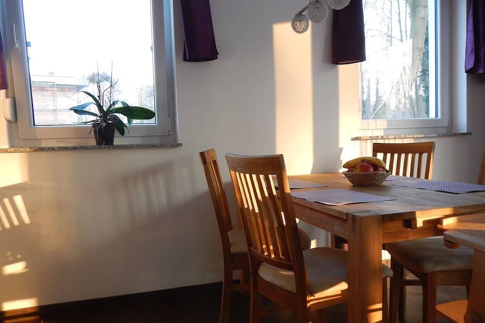 Ganze Wohnung, Ferienhaus Seebrise Moderne Fw am See ,  Ruderboot inklusive nach Verfügbarkeit in Storkower See, Storkow