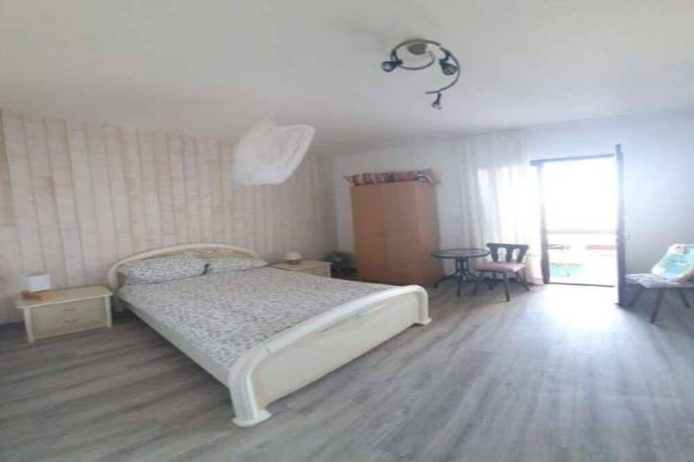Apartamento entero, Apartamento en un ambiente rústico con vistas al mar. in Villanova (Córcega), Region de Ajaccio