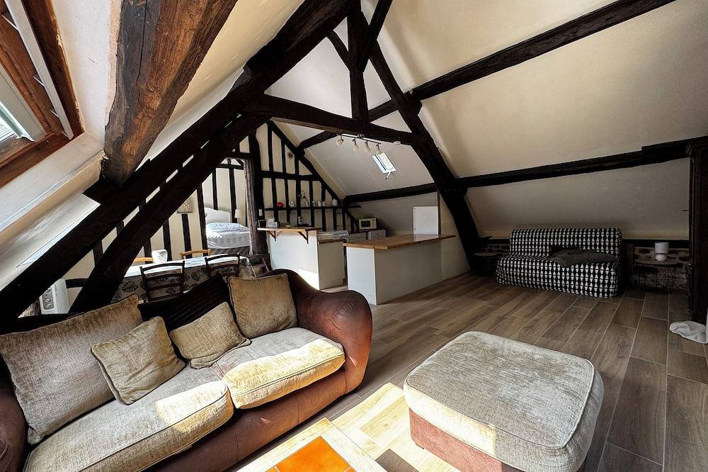 Cottage with shared swimming pool, hot tub, fishing, tennis, Uk Tv and Wi-F in Guerquesalles, Argentan region