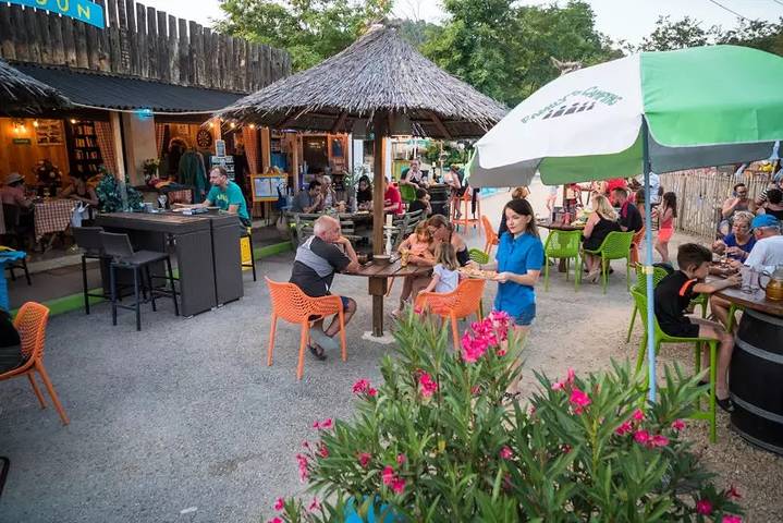 Camping pour 12 personnes, avec piscine, animaux acceptés en Ardèche - 4
