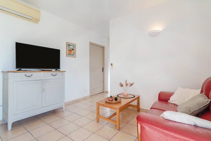 Gîte 'Le Petit Étang' con piscina condivisa, terrazza privata e aria condizionata in Gréoux-les-Bains, Alpi dell'Alta Provenza