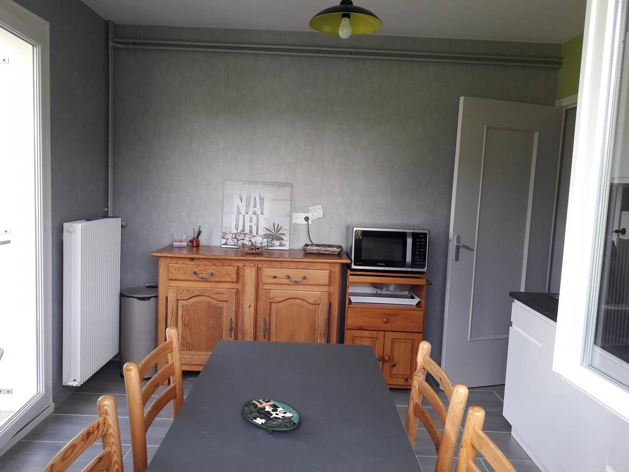 Cottage en bord de mer avec jardin et Wifi in Port-Lesney, Jura