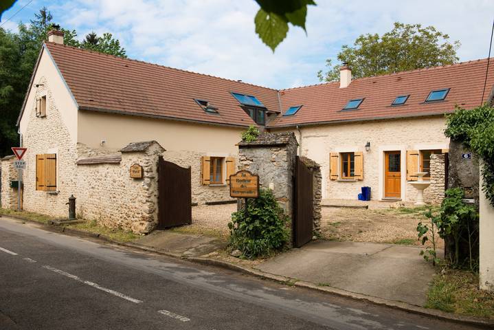 "Gites Au Bonheur Des Retrouvailles" 24pers avec piscine privée in Denonville, Région de Chartres