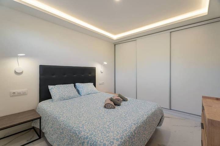 Ganze Wohnung, Modern Apartment with Pool Access in Los Cristianos, Arona