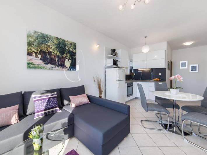 Ferienwohnung für 4 Personen, mit Balkon und Whirlpool sowie Pool in Lokva Rogoznica