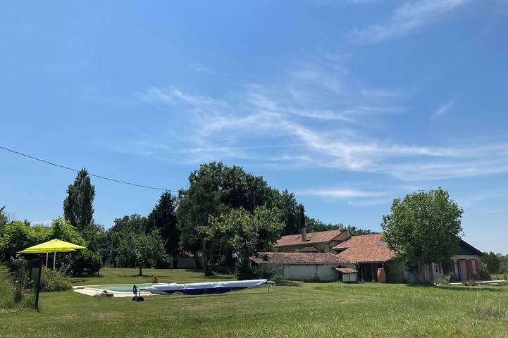 Location de vacances pour 5 personnes, avec Terrasse ainsi que Jardin et Piscine à Saint-Georges