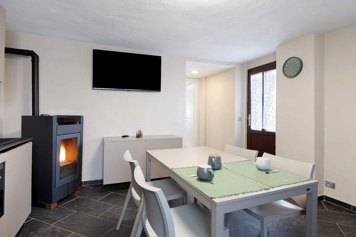 Hel lägenhet, Apartment 'Karen The Ski House' with Mountain View, Shared Garden and Wi-Fi in Variney-Chez Roncoz, Comune di Gignod