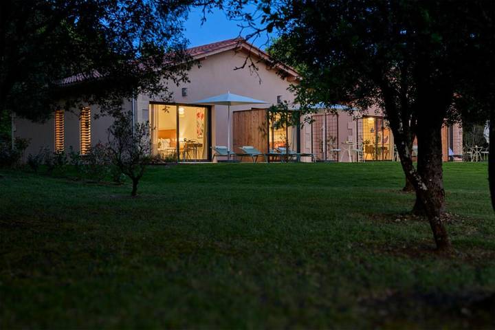 Hôtel pour 3 personnes, avec piscine et jardin, animaux acceptés à Mauzac-et-Grand-Castang - 2