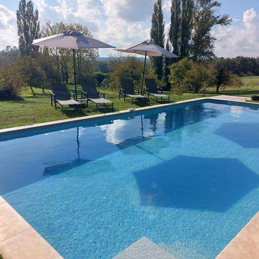 Chambre d’hôte pour 2 personnes, avec jardin et piscine ainsi que vue et terrasse