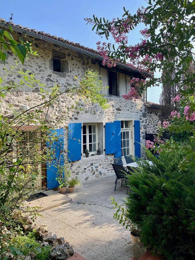 Location de vacances pour 8 personnes, avec jardin ainsi que piscine et vue, adapté aux familles à Bussière-Badil