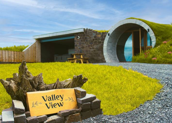 Glamping for 4 people, with Hot tub and View in Mid-Wales