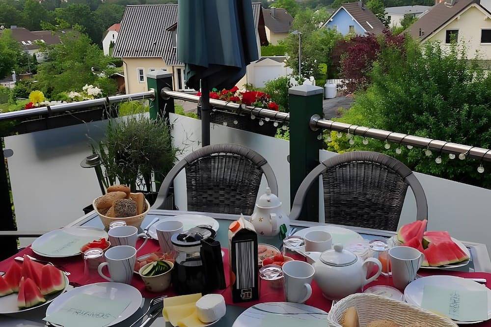Ganze Wohnung, Ferienwohnung mit Blick auf den \"Kickelhahn\" in Ilmenau, Thüringer Kernland