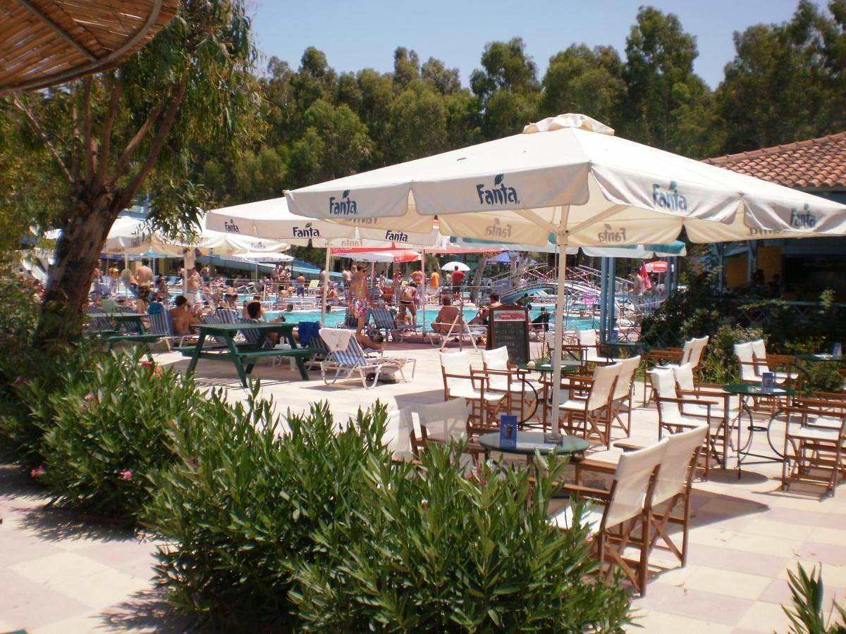Happy Camp mobile homes in Camping Golden Sunset in Golf von Patras