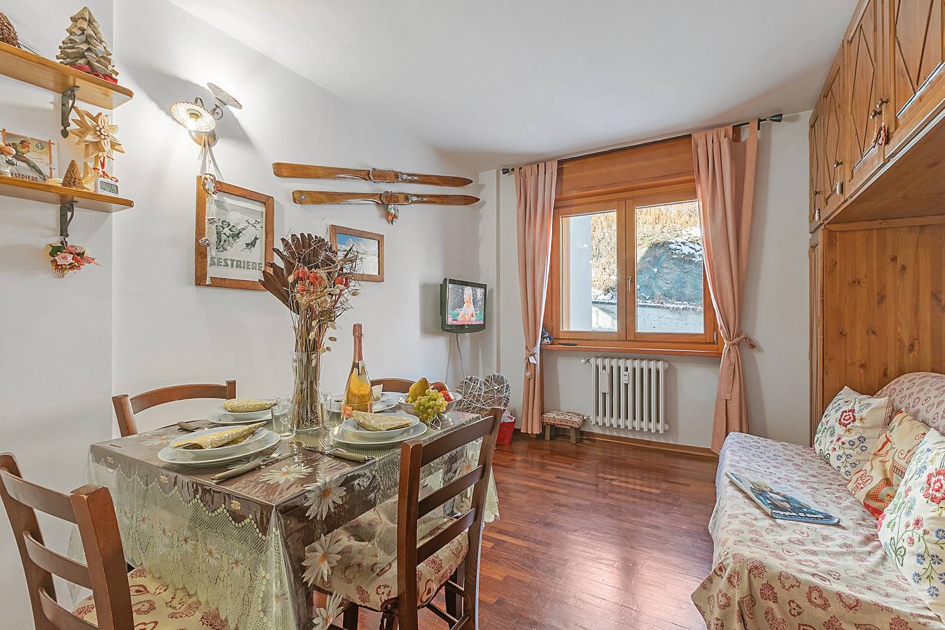 Appartamento intero, Appartamento con vista sulle montagne con parcheggio e WiFi in Sestriere città, Via Lattea