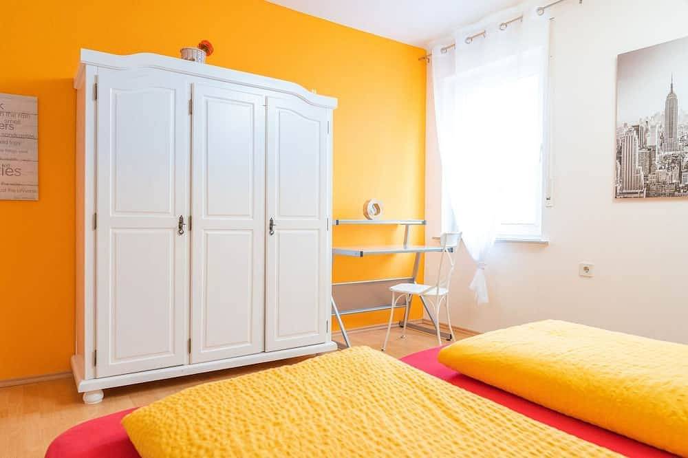 Ganze Wohnung, Große Fewo, 3 Schlafzimmer, ruhig, citynah, Süd-Balkon, kostenfreie Parkplätze in Niestetal, Hessisches Bergland