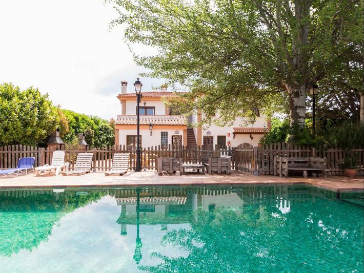 Ferienhaus für 16 Personen, mit Balkon und Terrasse sowie Garten und Pool