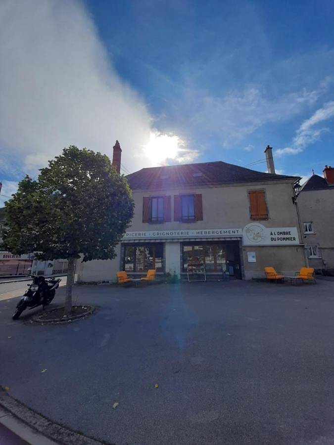 Gîte À l'ombre du pommier in Ruynes-en-Margeride, Région de Saint-Flour