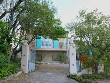 Location de vacances pour 10 personnes, avec jardin ainsi que vue et piscine, adapté aux familles à Manosque