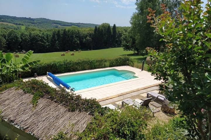 Gîte pour 4 personnes, avec piscine ainsi que terrasse et jardin