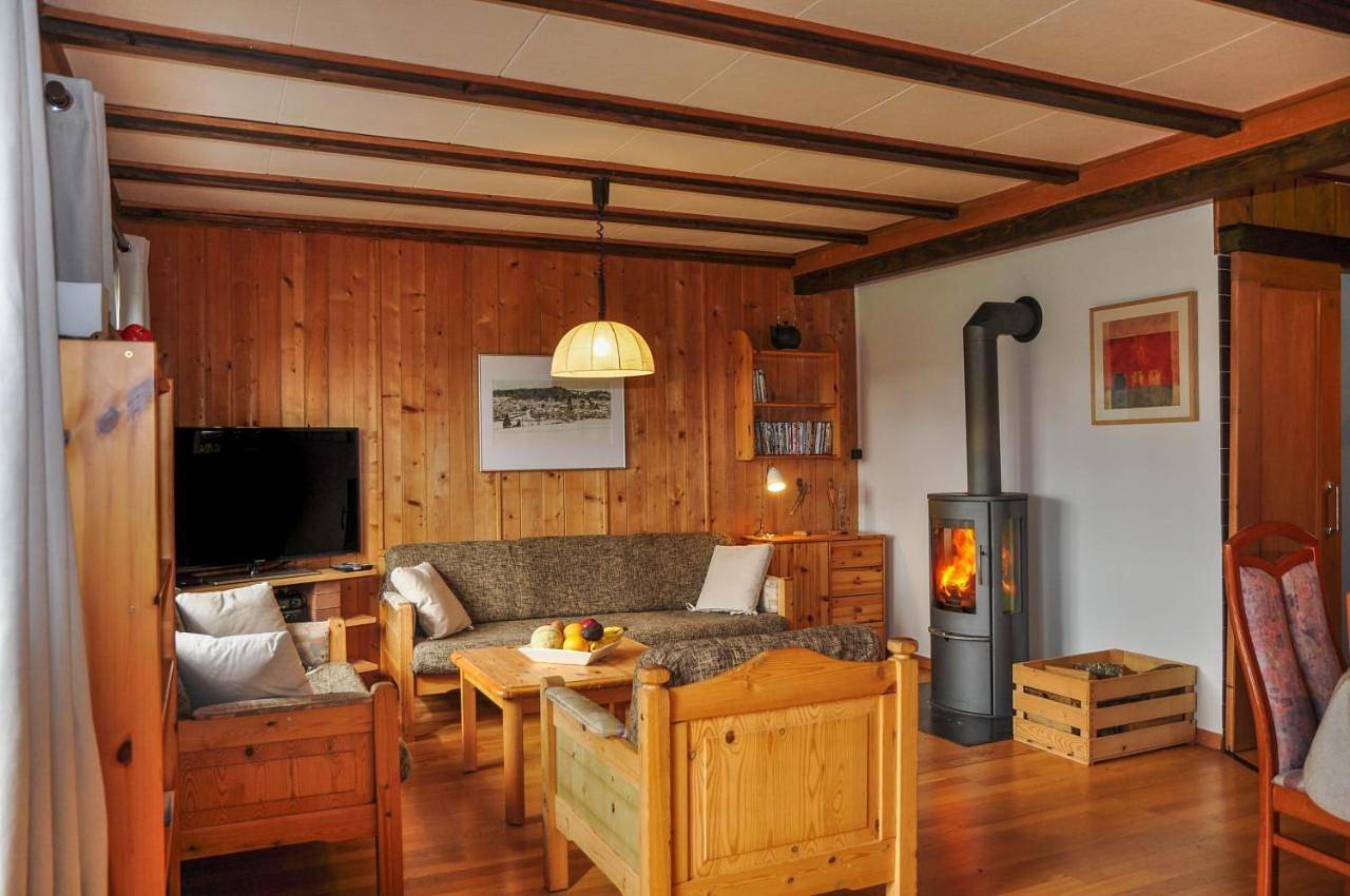 Chalet en pleine nature avec Spa in Le Locle, Jura & Trois Lacs