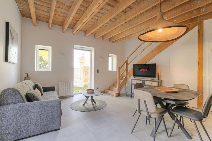 Location de vacances pour 4 personnes, avec piscine ainsi que terrasse et jardin à Lachassagne - 4