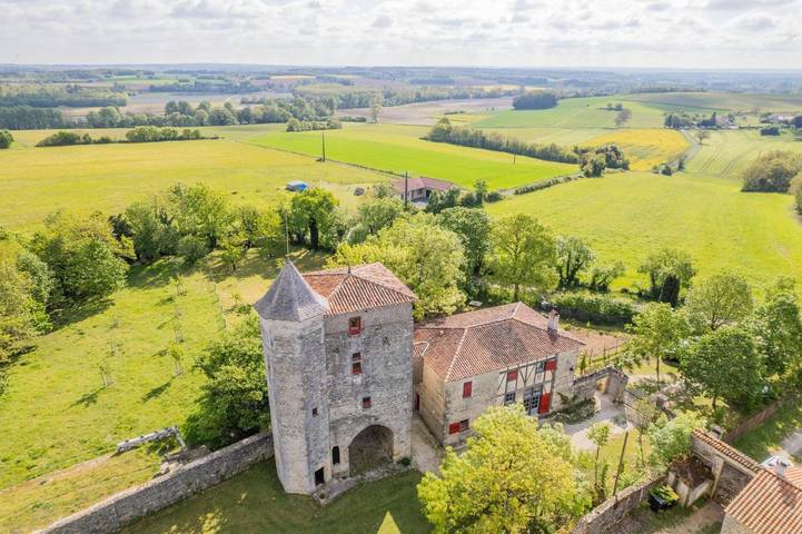 Location de vacances pour 6 personnes, avec vue et jardin à Coulgens