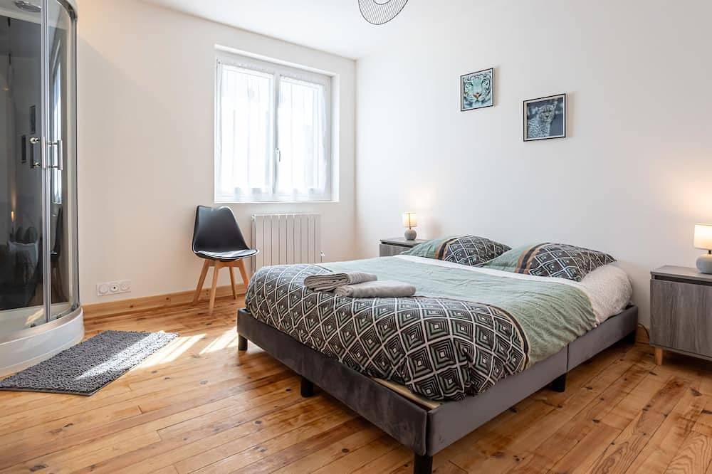 La maison du phare in Ver-sur-Mer, Côte de Nacre