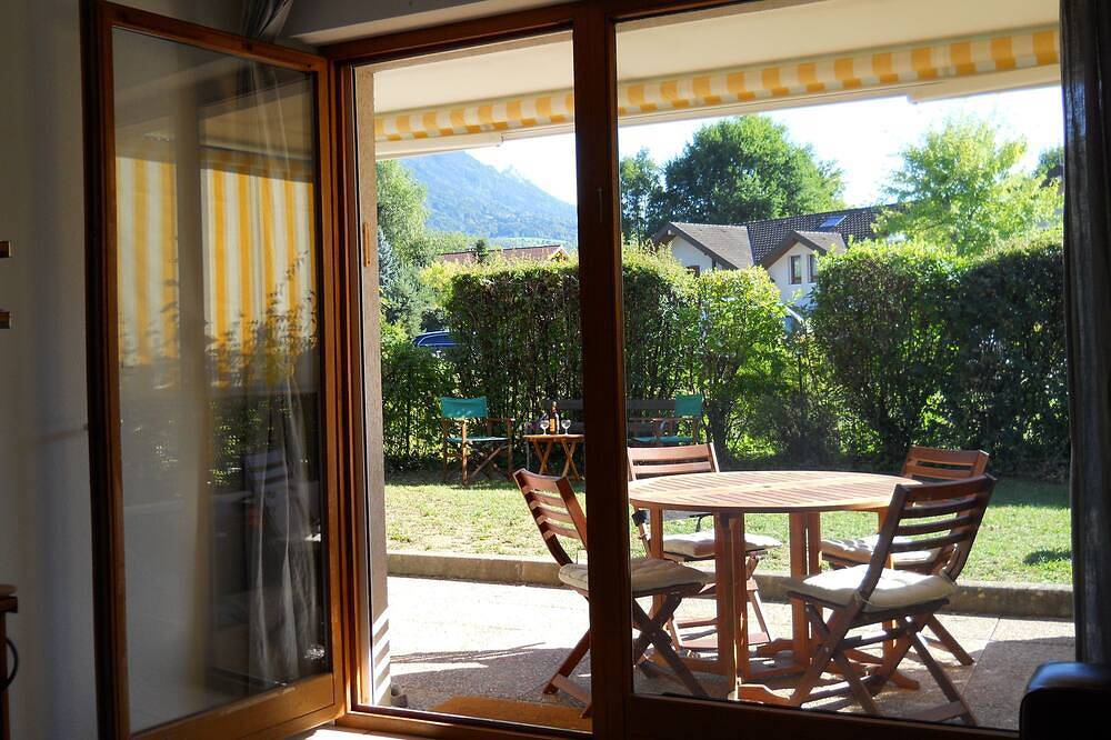 Entire apartment, T3. 2 Bed Apart Private Garden, 200m to beach. super fast wifi. cheap bikes in Saint-Jorioz, Parc naturel régional du Massif des Bauges