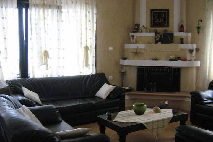 Elegante villa con playa privada, piscina, barbacoa, sauna, jacuzzi y jardín de hierbas. in Nies, Magnisia