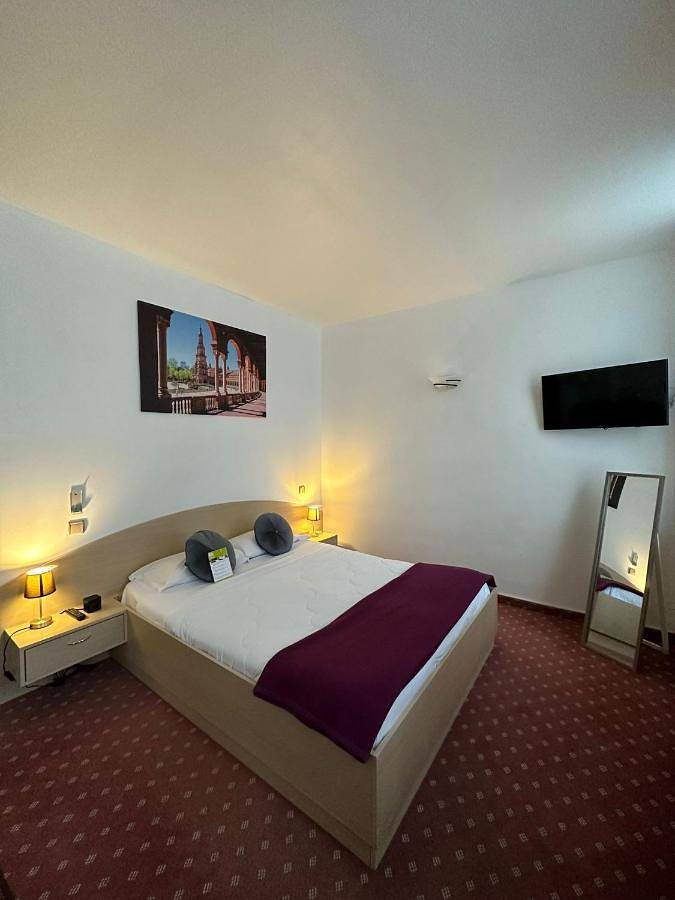 Hôtel pour 2 personnes, avec terrasse, animaux acceptés à Givet (homonymie) - 3